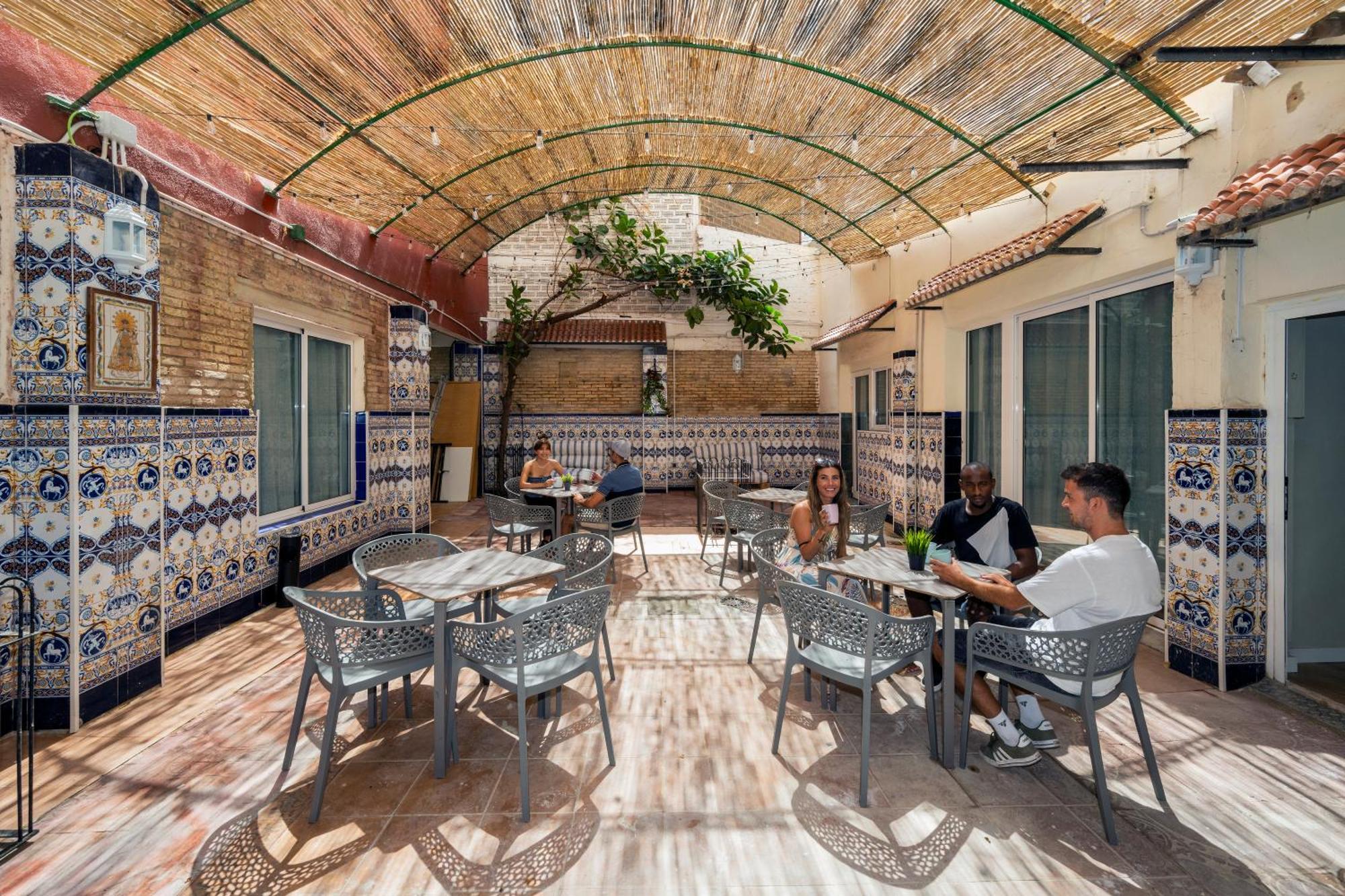 Som Hostel By The Venue Valencia Exterior foto